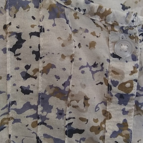 Sleeveless summer blouse.  Size large - Picture 3 of 4